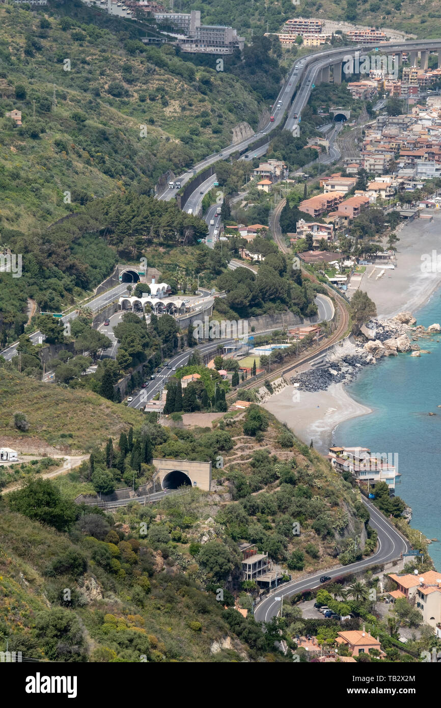 Strada costiera e la rete di gallerie, Taormina, Sicilia. Foto Stock