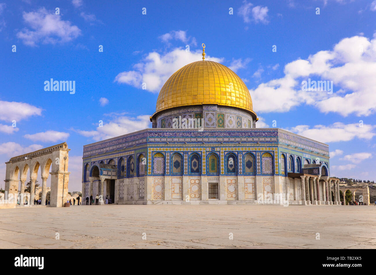 La Cupola della roccia in una giornata di sole con cielo blu Foto Stock