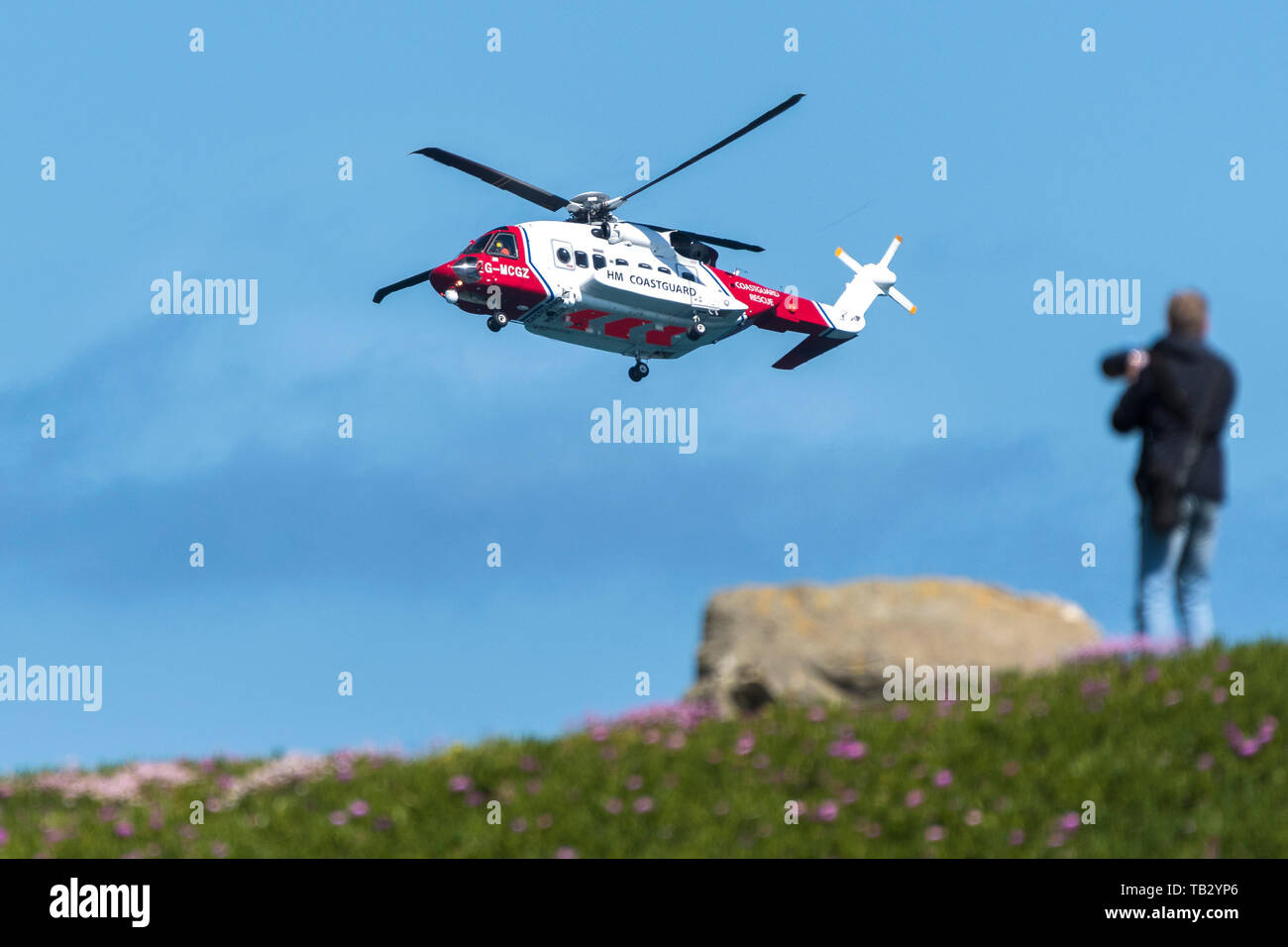 Un Sikorsky S-92una guardia costiera HM elicottero SAR G-MCCZ azionato da Bristol elicotteri volare basso overhead in Inghilterra, Regno Unito. Foto Stock