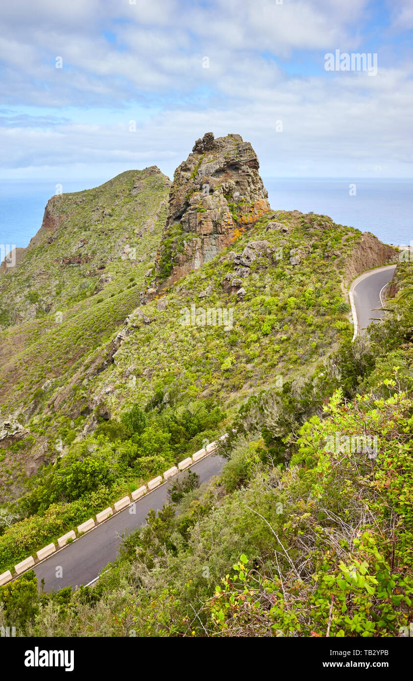 Anaga Parco Rurale scenic paesaggio di montagna con oceano Atlantico in distanza, Tenerife, Spagna. Foto Stock