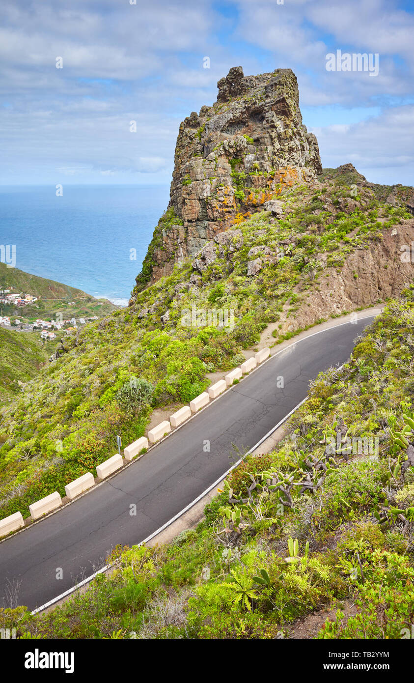 Suggestiva strada di montagna con l'Oceano Atlantico a distanza in Anaga Parco Rurale, Tenerife, Spagna. Foto Stock