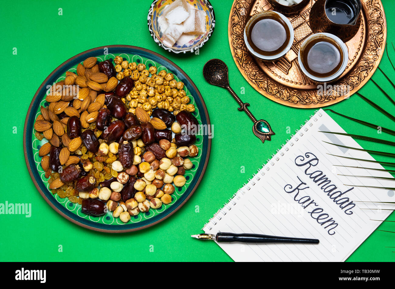 Il Ramadan Kareem nota con snack e caffè su un tavolo Foto Stock