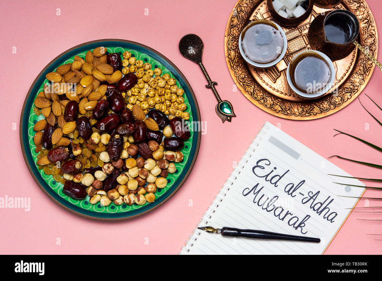 Eid Mubarak nota con snack e caffè su un tavolo Foto Stock