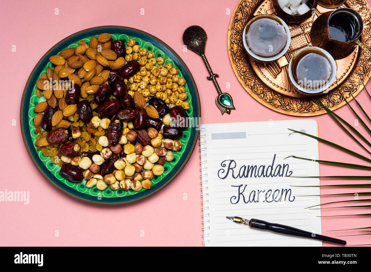 Il Ramadan Kareem nota con snack e caffè su un tavolo Foto Stock