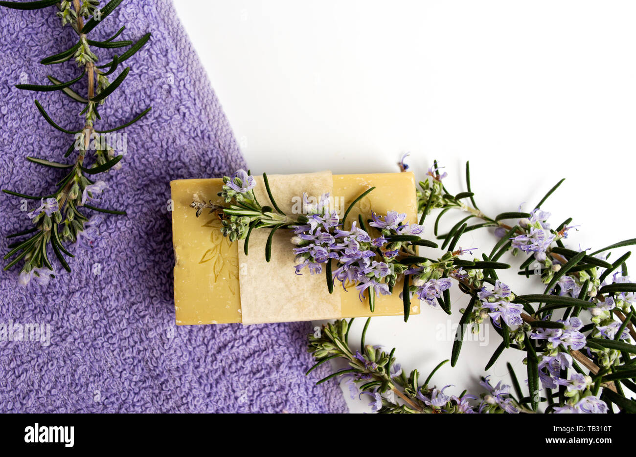 Impianto di rosmarino sapone naturale con asciugamano vista superiore Foto Stock