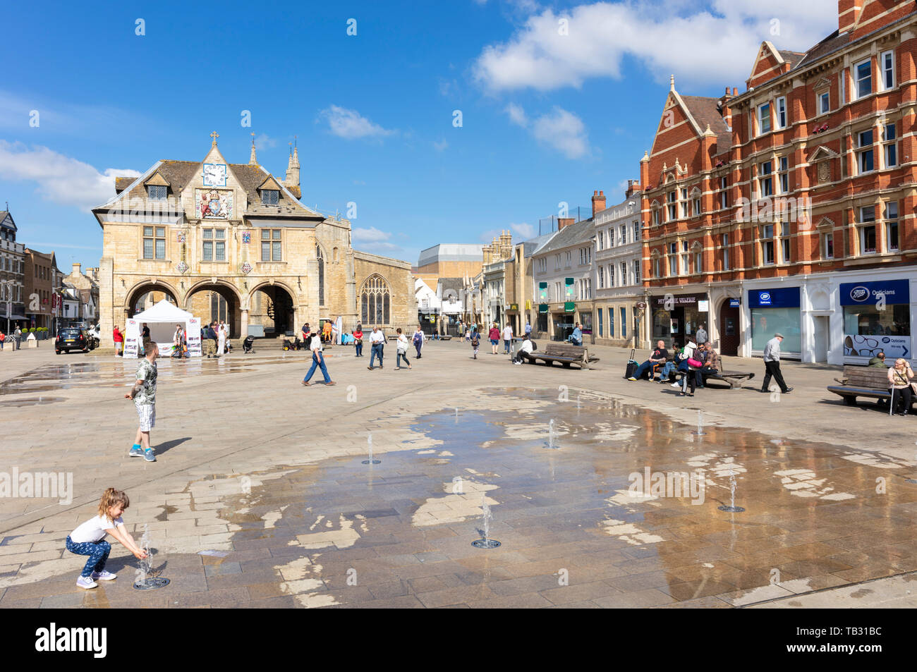 Peterborough Guildhall piazza della cattedrale di Peterborough Peterborough Cambridgeshire England Regno Unito GB Europa Foto Stock