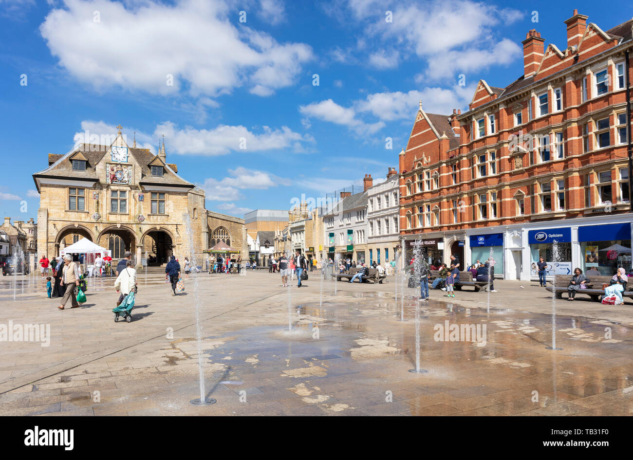 Peterborough Guildhall piazza della cattedrale di Peterborough Peterborough Cambridgeshire England Regno Unito GB Europa Foto Stock