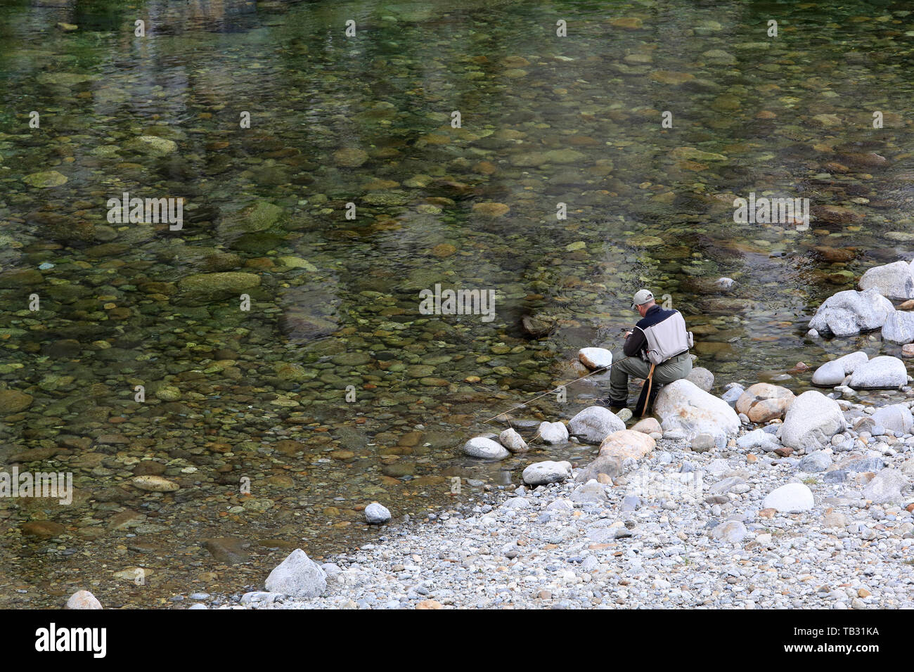 Pêcheur sur la rivière de Mastallone. Varallo Sesia. Italie. Varallo Sesia. L'Italia. Foto Stock