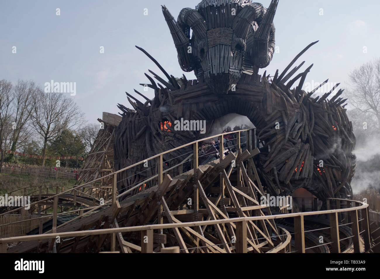 dh Wicker Man Roller Coaster ALTON TOWERS PARK STAFFORDSHIRE UK Il parco a tema giostra le persone su un giro di divertimento sulle montagne russe Foto Stock