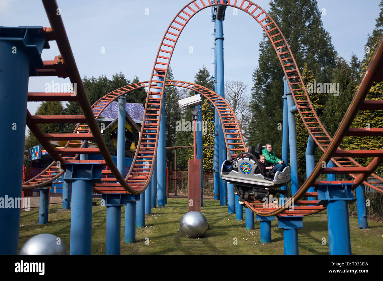 dh Spinball Whizzer Ride ALTON TOWERS STAFFORDSHIRE UK People ON parco a tema giostre uk Foto Stock