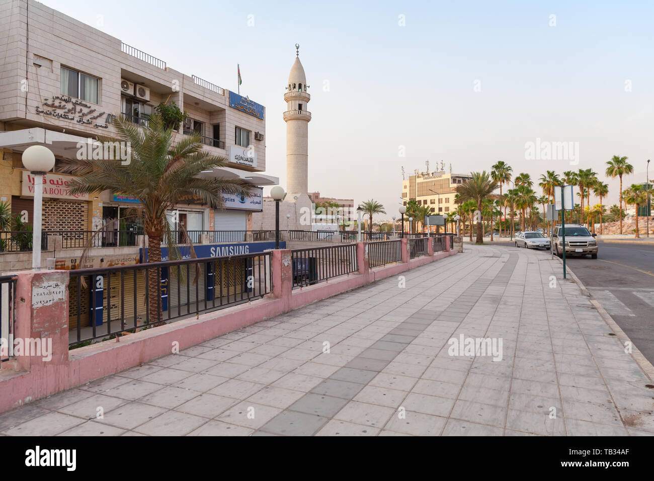 Aqaba Giordania - 19 Maggio 2018: Cityscape di Aqaba città con moschea bianca al giorno d'estate e di sole Foto Stock