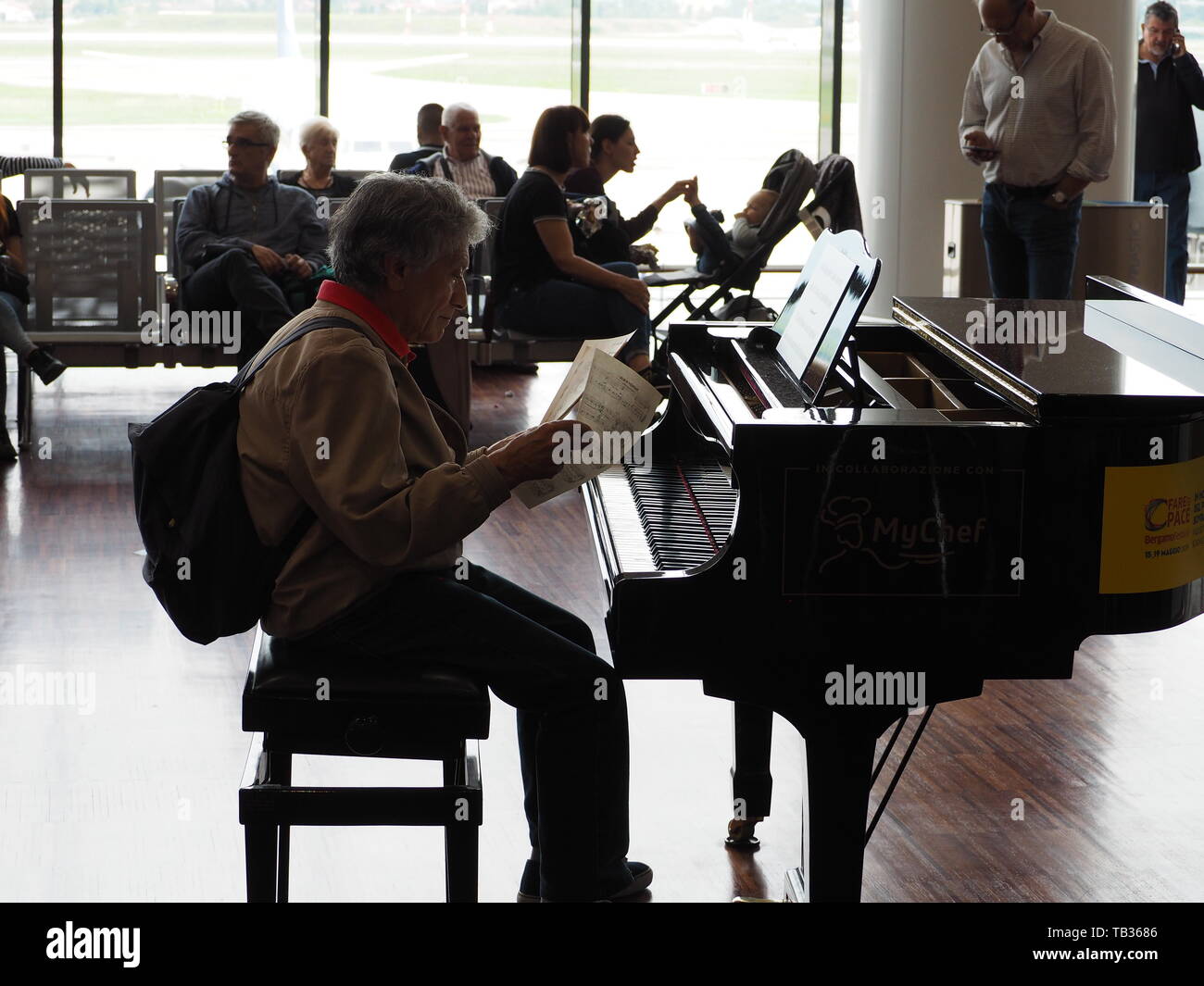 L'uomo suonare il pianoforte a Milano Aeroporto di Bergamo - Italia Foto  stock - Alamy