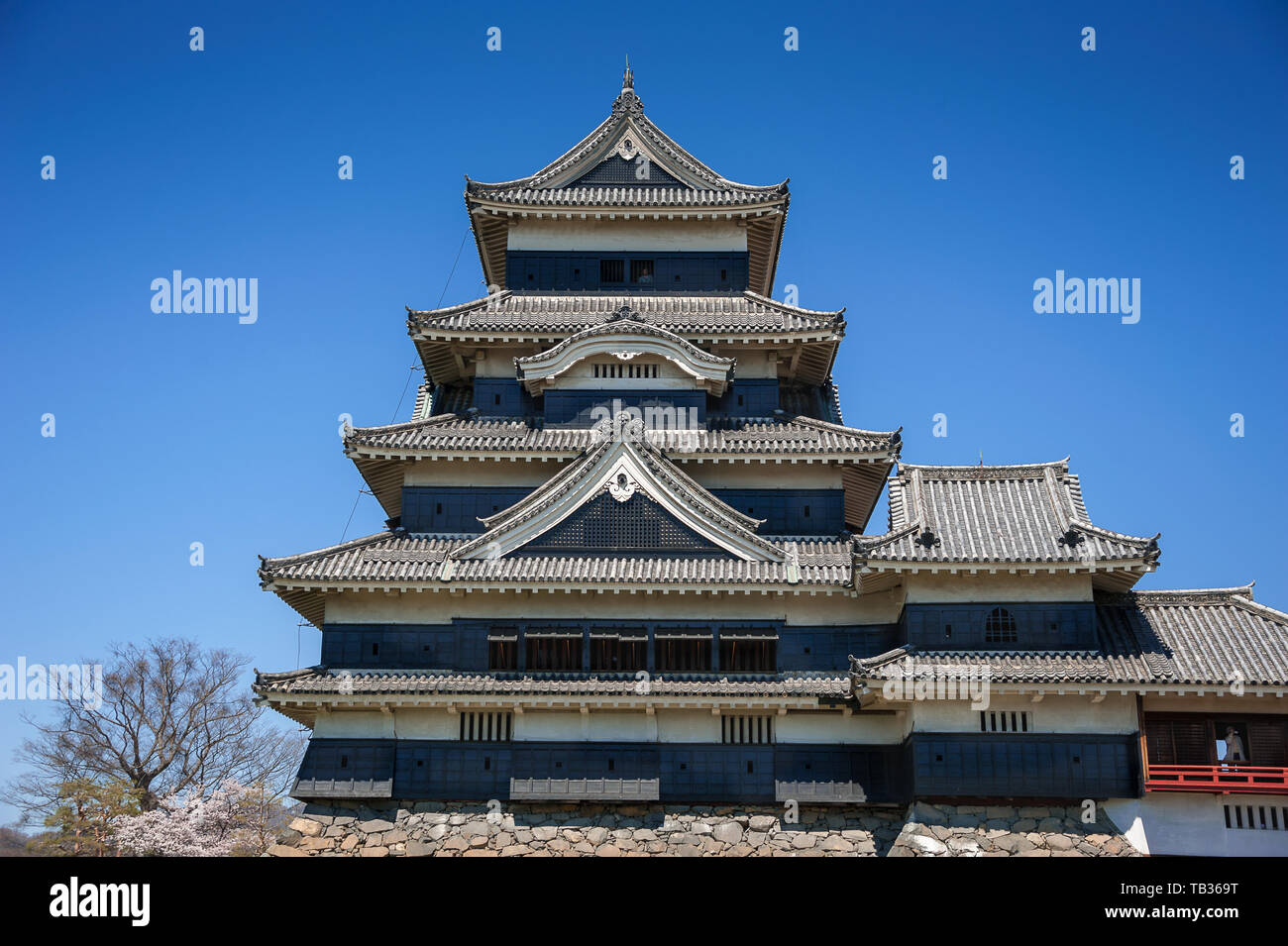 Il Castello Matsumoto , Prefettura di Nagano, Giappone. Roofline particolare del torrione originale (Tenshu) che è stato elencato come un tesoro nazionale Foto Stock