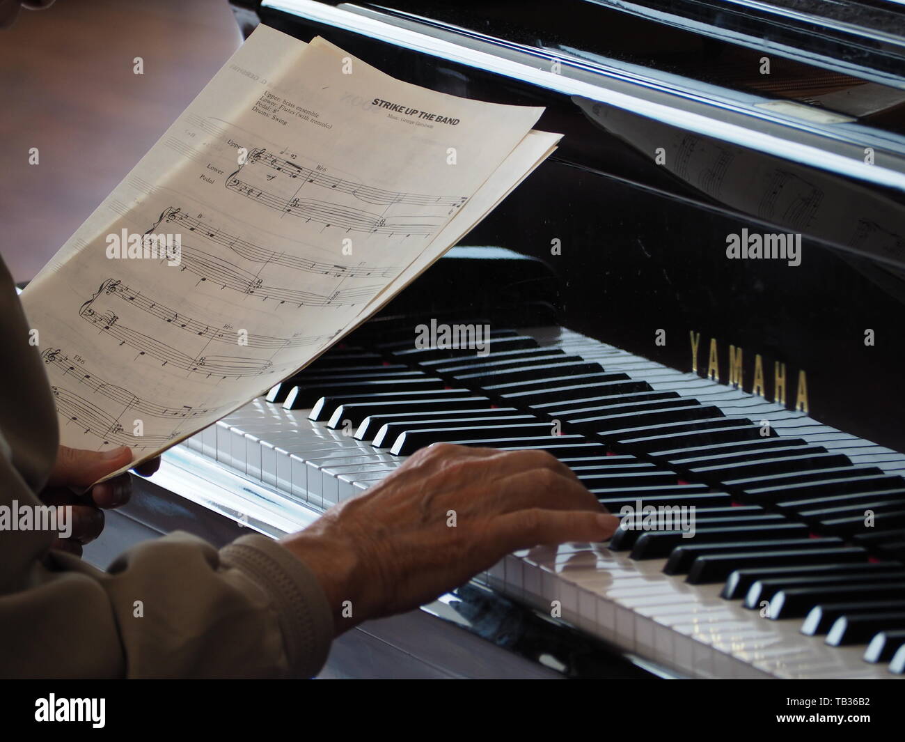 L'uomo suonare il pianoforte a Milano Aeroporto di Bergamo - Italia Foto Stock