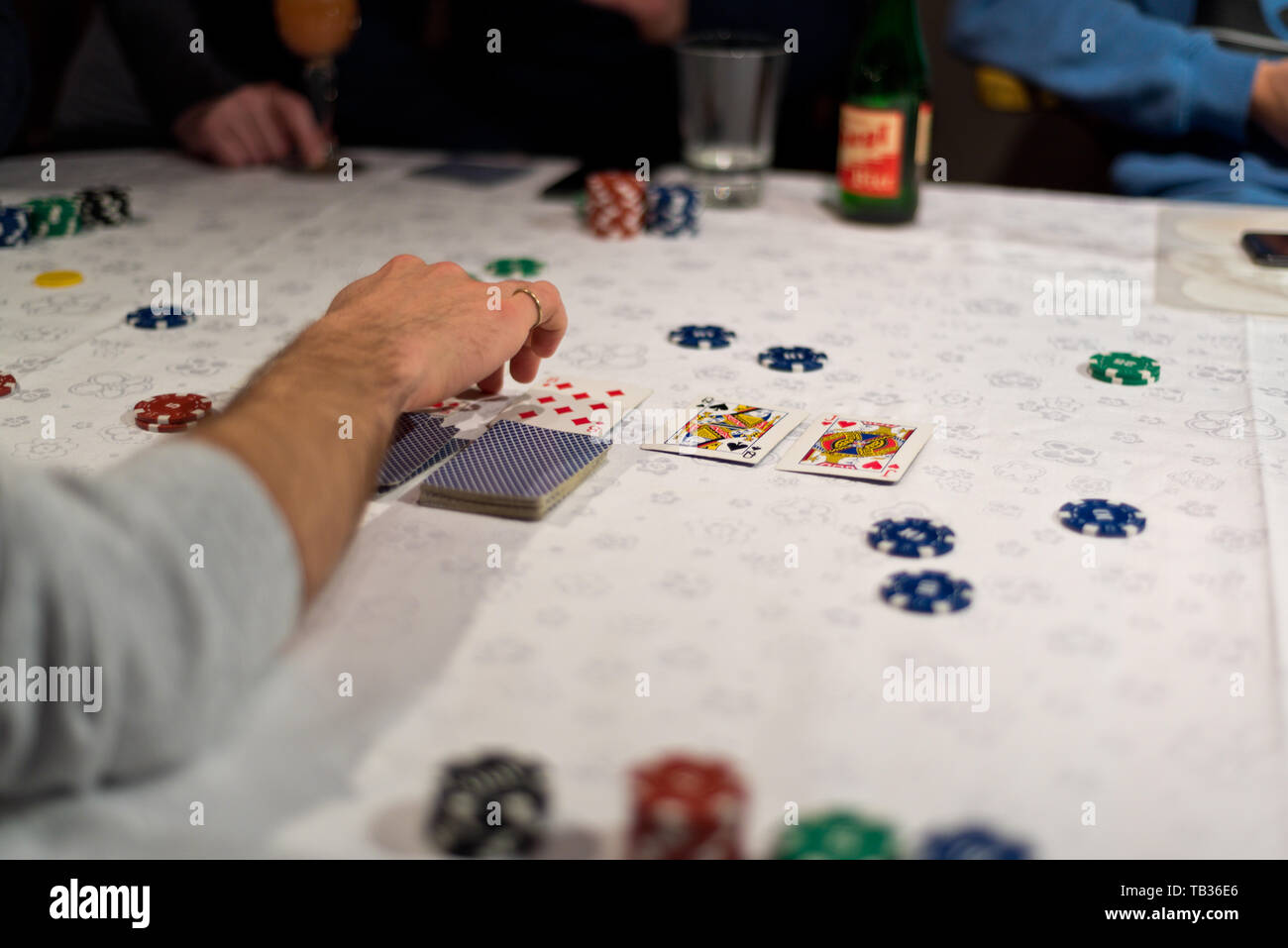 Texas hold 'em poker game il Dealer scopre le schede comunità dopo le scommesse sono state poste. Foto Stock