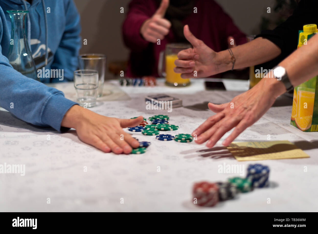 Persone giocare a poker, il vincitore prende il chip delle scommesse in denaro o pentola. Foto Stock
