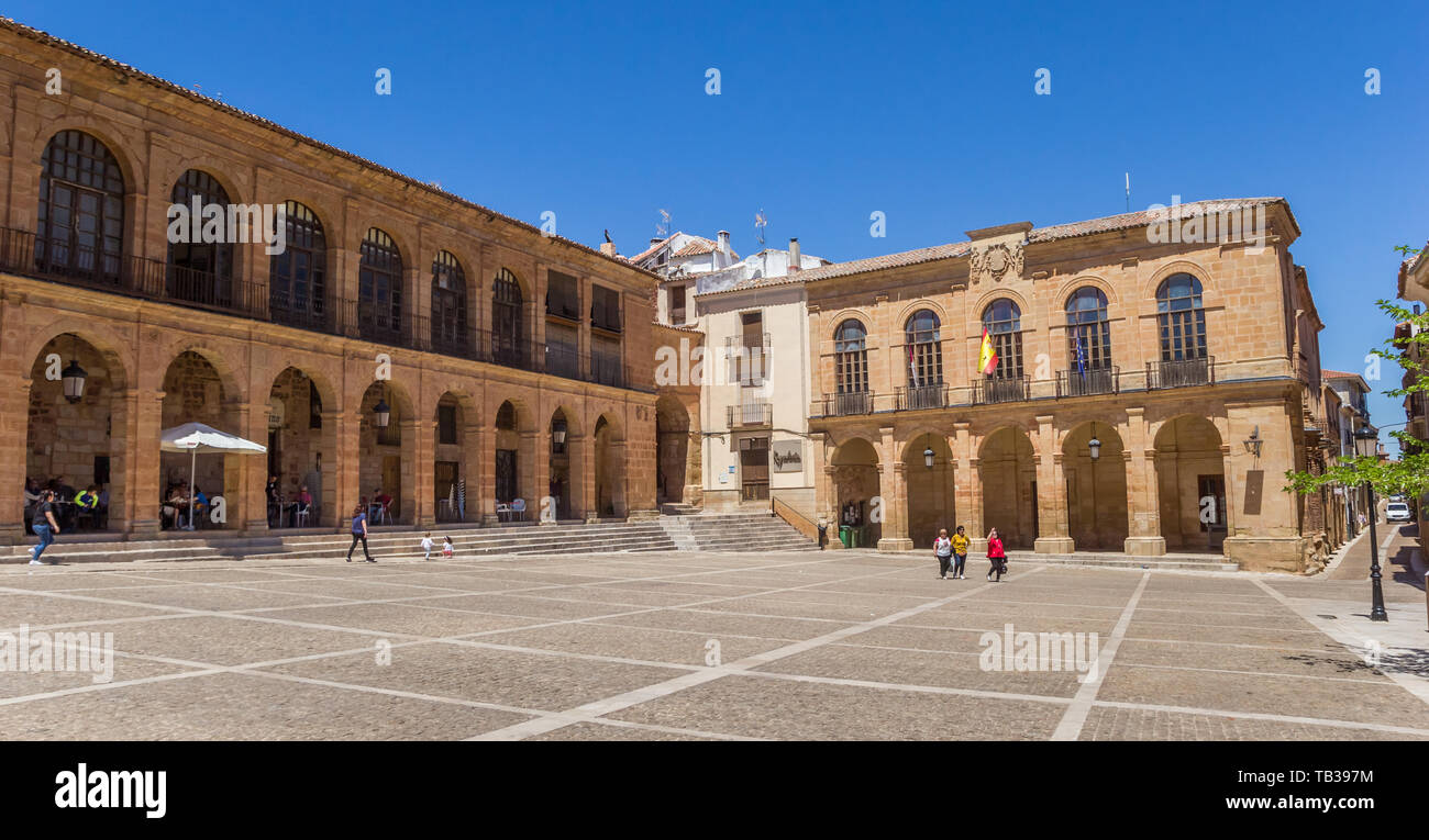 Panorama della Plaza piazza monumentale in Alcaraz, Spagna Foto Stock