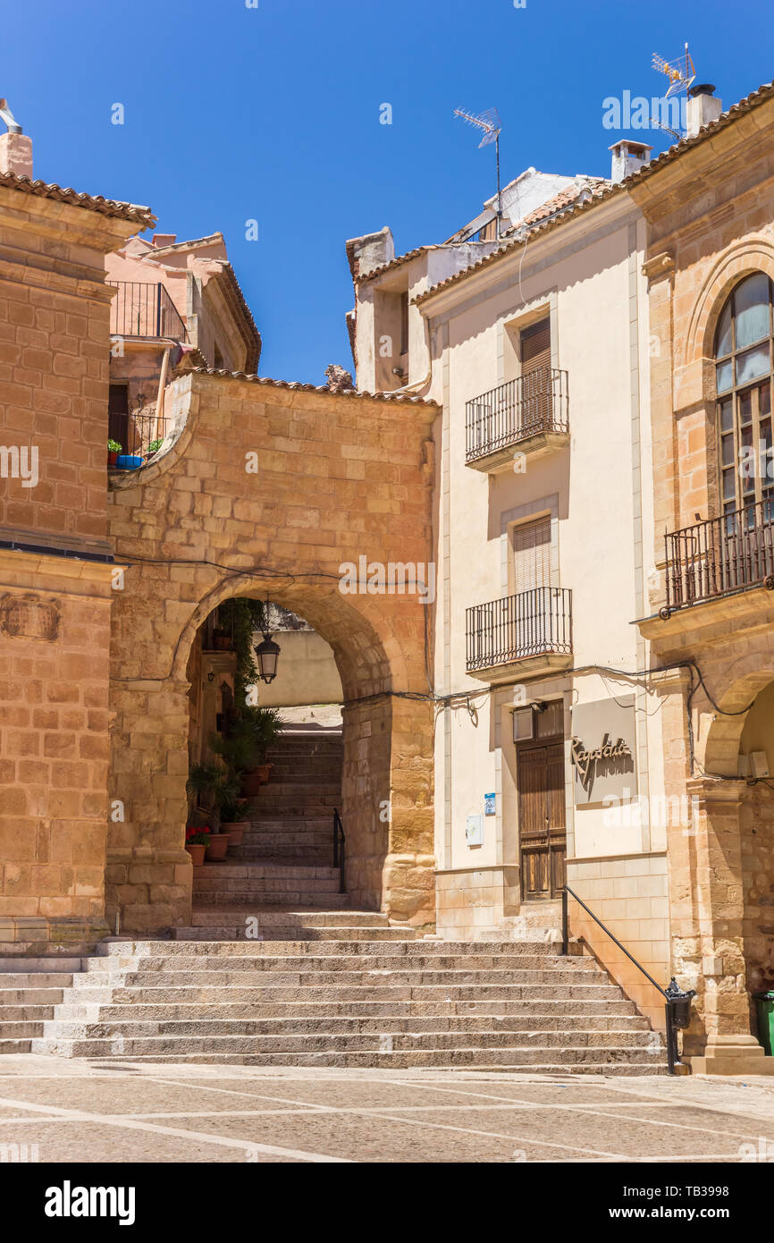 Vecchia porta della città nel centro di Alcaraz, Spagna Foto Stock