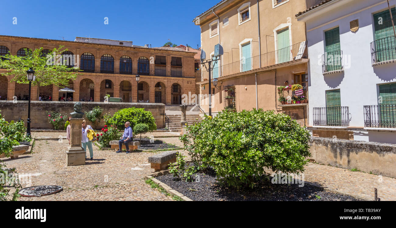 Piccolo giardino nel centro storico di Alcaraz, Spagna Foto Stock