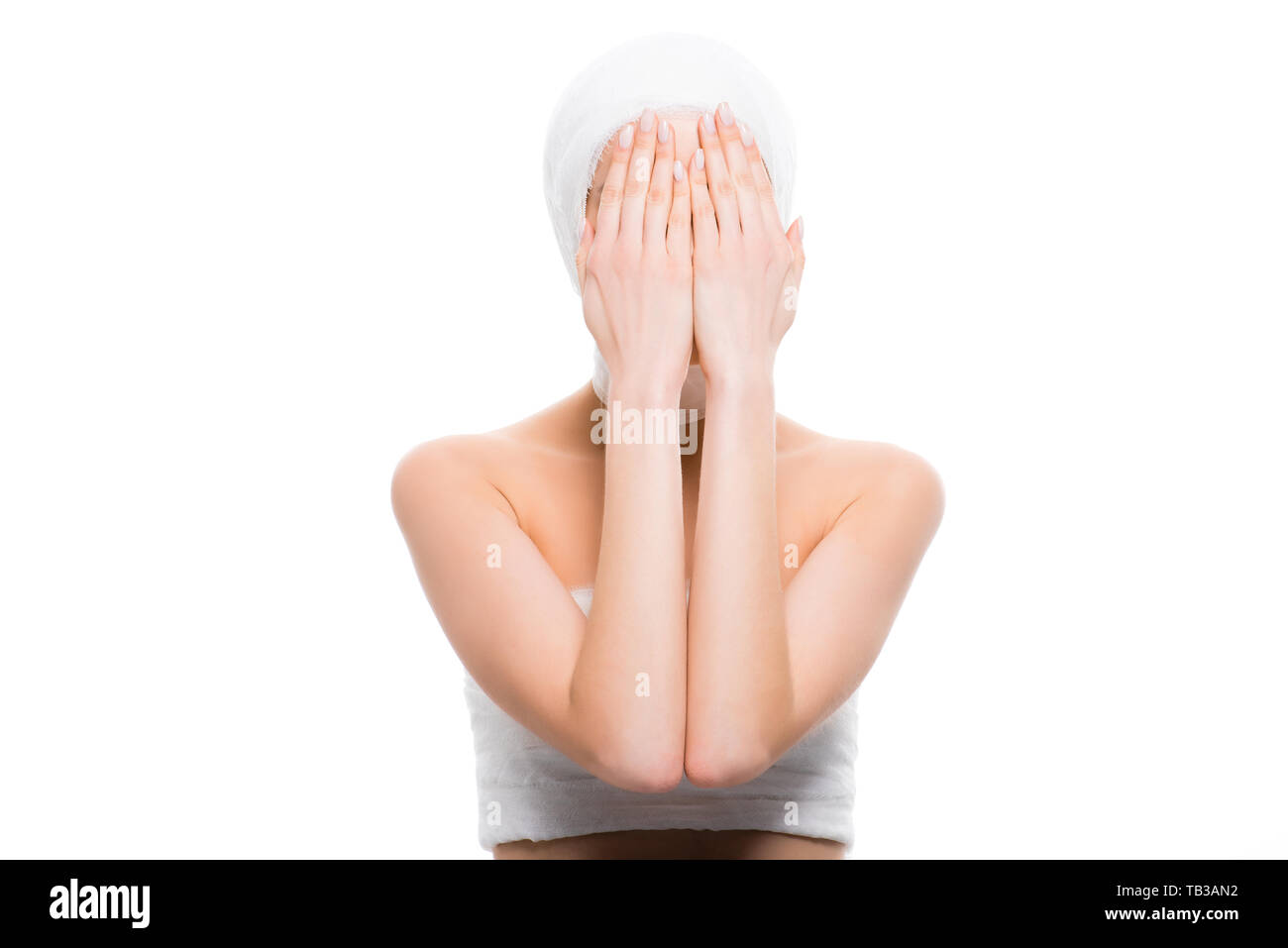 Donna con la testa fasciata che ricopre la faccia con le mani isolato su bianco Foto Stock