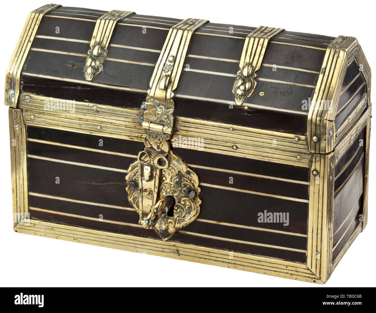 Uno scrigno con un coperchio a cupola, Norimberga, circa 1620, il corpo rettangolare realizzata in legno di quercia, con un coperchio arrotondato. I lati e il coperchio interamente impiallacciato in ebano, intervallati con ornamenti di osso. La cerniera e le cinghie di rinforzo del bordo finemente lavorato in ottone, centro cinghia a cerniera contrassegnato 'MG'. La serratura sul lato anteriore con una cerniera a occhiello e la piastra di bloccaggio con una decorazione viticci. Originale di gambo cavo chiave con arco in ottone. Il coperchio con un coperchio bloccabile cassetto. Una calcografia etichetta recante il marchio del fabbricante 'Michael Iennig a Nurnberg' incollato all'interno di t, Additional-Rights-Clearance-Info-Not-Available Foto Stock