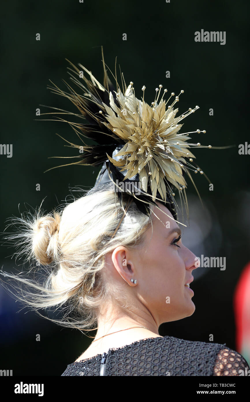 21.06.2018, Ascot, Windsor, Regno Unito - Moda il Signore giorno, donna con cappello all'ippodromo. 00S180621D596CAROEX.JPG [modello di rilascio: NO, la proprietà release Foto Stock