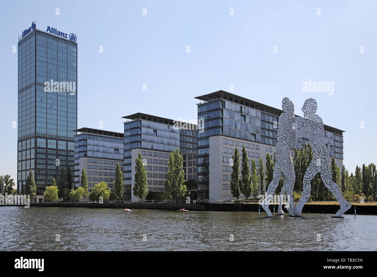 14.07.2018, Berlin, Berlin, Germania - complesso edilizio Treptowers con la molecola di scultura di uomini. 00S180714D855CAROEX.JPG [modello di rilascio: non APP Foto Stock