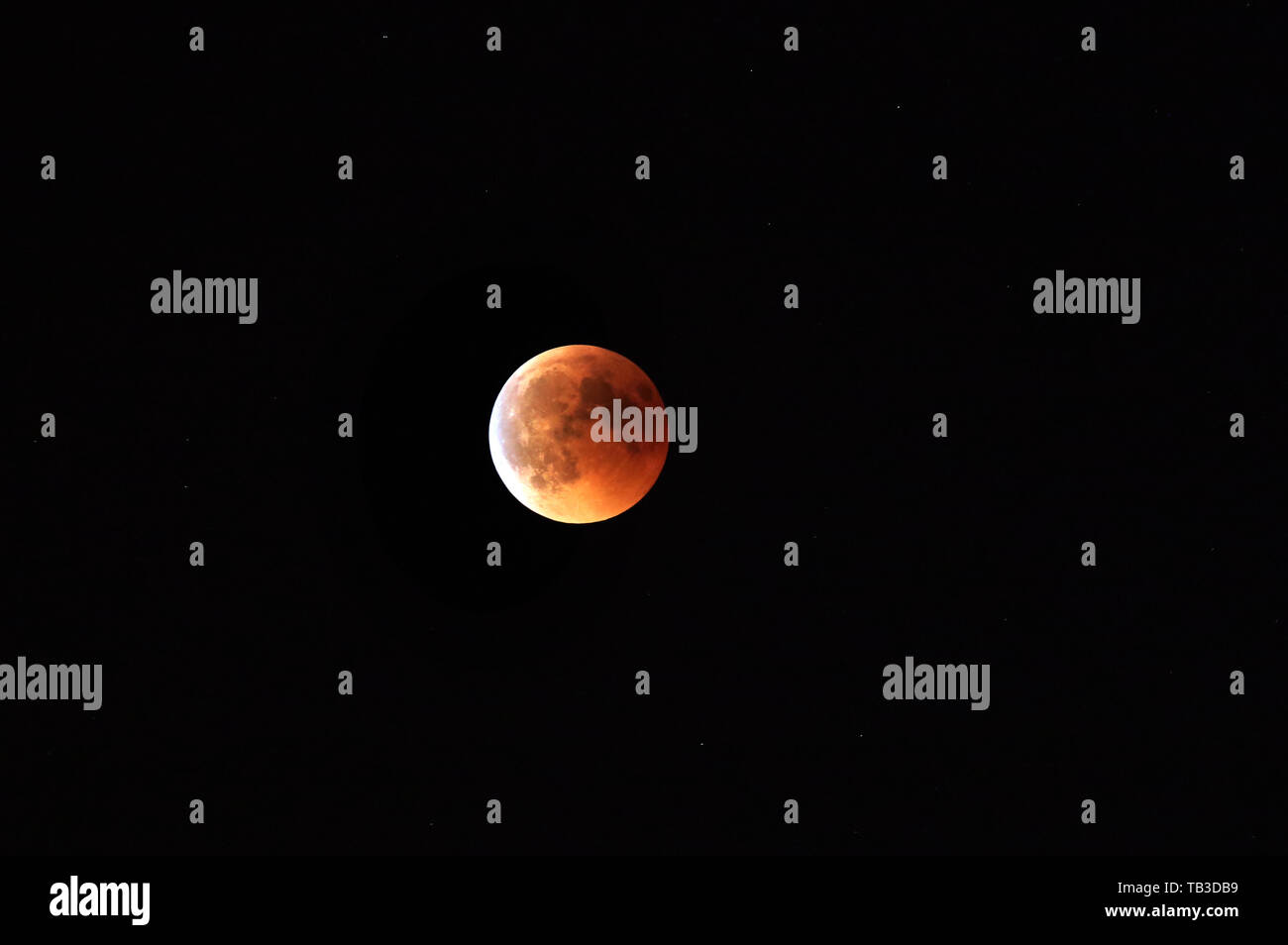 27.07.2018, Berlin, Berlin, Germania - eclissi lunare totale con rame-colorato di rosso la luna piena, la cosiddetta luna di sangue. 00S180727D955CAROEX.JPG [modello Foto Stock
