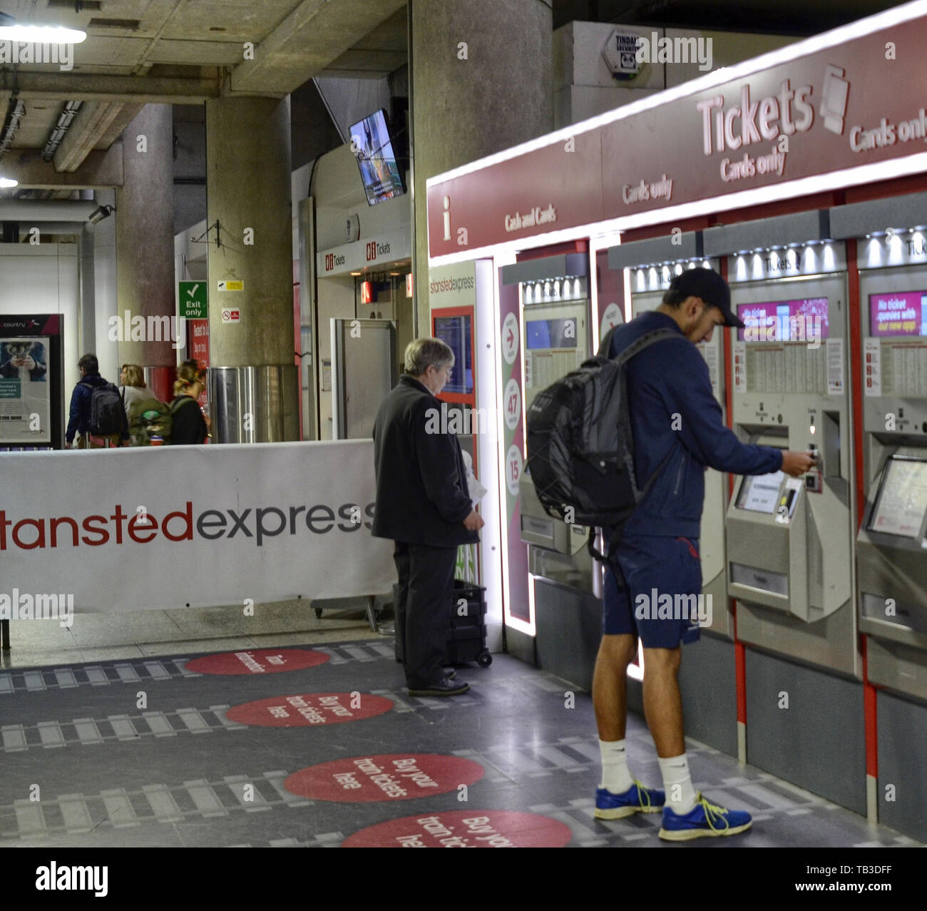 L'aeroporto di Stansted - Stansted Express London, Regno Unito. Il 14 giugno 2018. Il sistema integrato di stazione ferroviaria con l'aeroporto: viaggiatori continuano a Londo Foto Stock