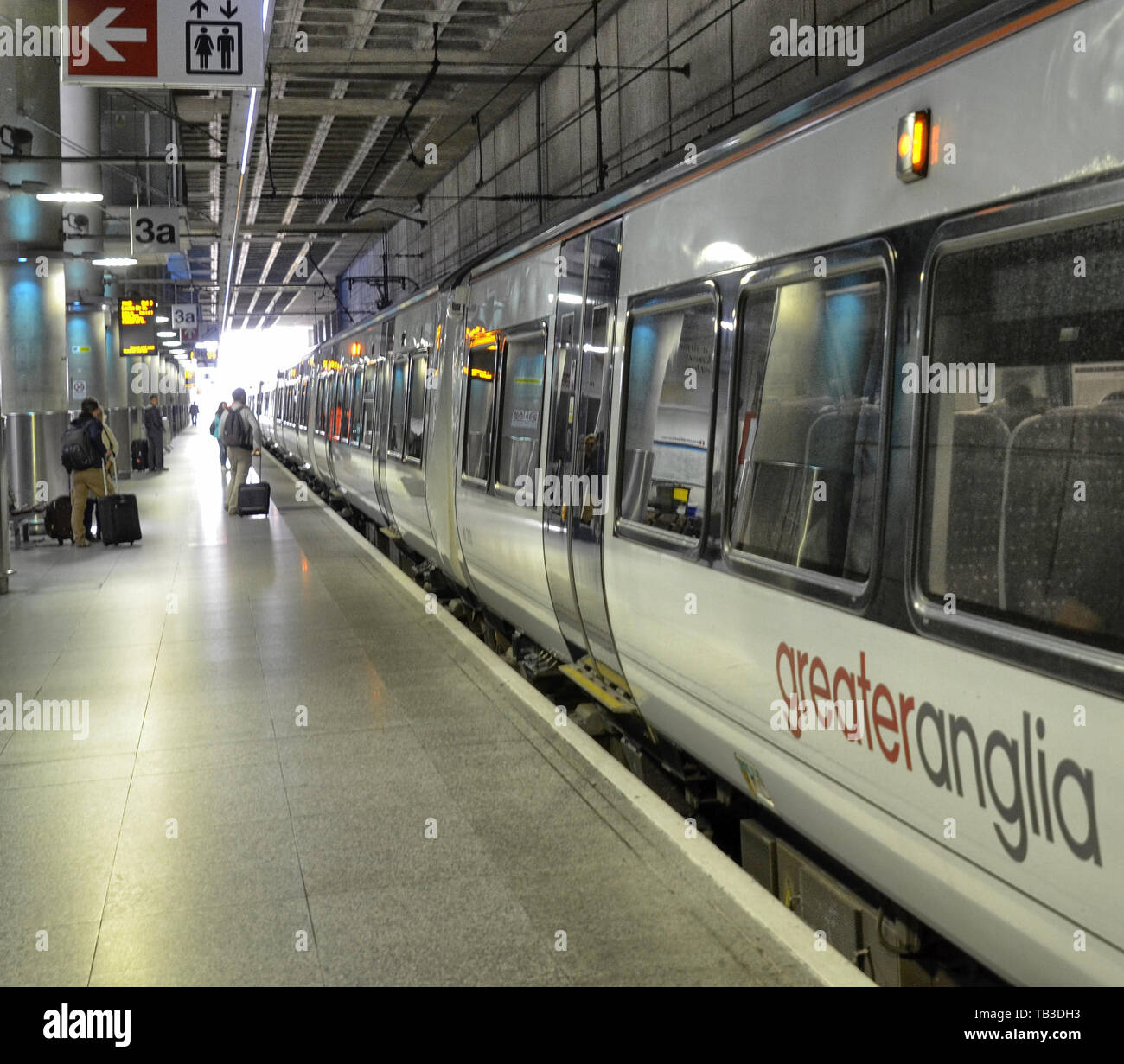 L'aeroporto di Stansted - Stansted Express London, Regno Unito. Il 14 giugno 2018. Il sistema integrato di stazione ferroviaria con l'aeroporto: viaggiatori continuano a Londo Foto Stock