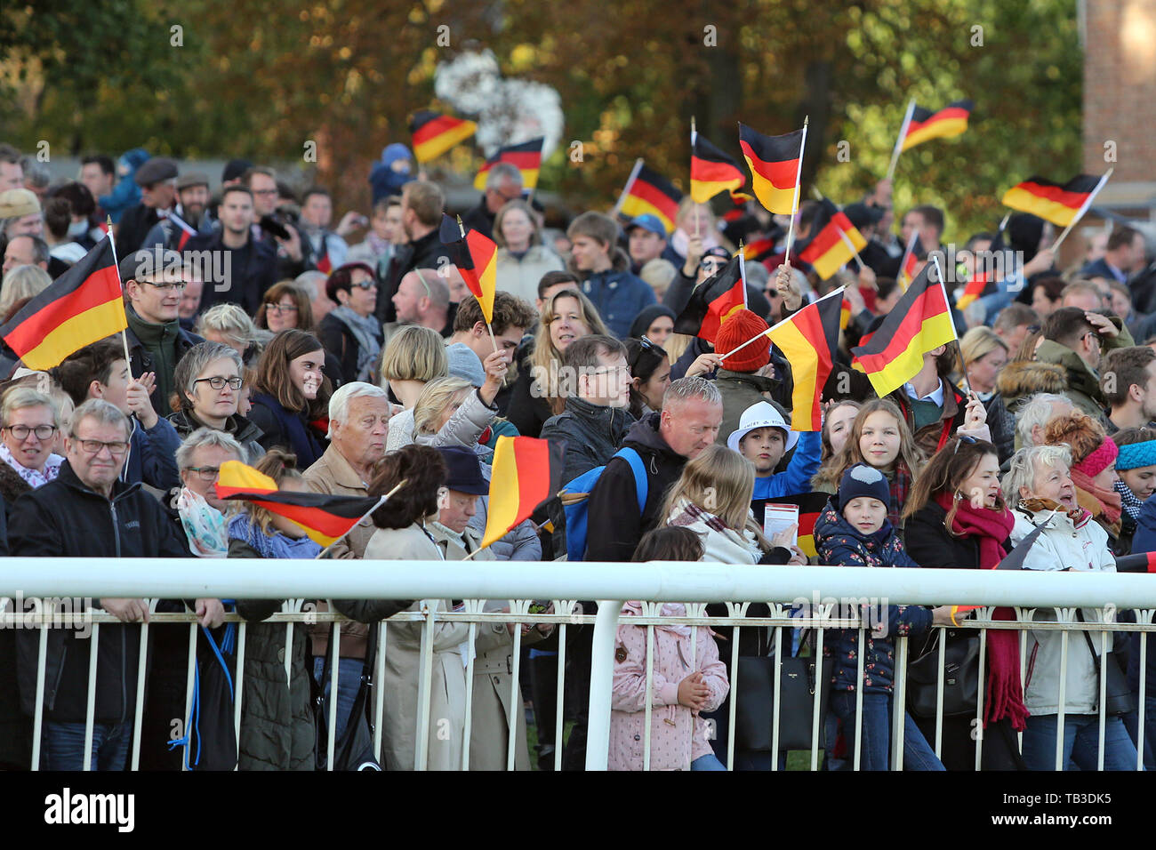 03.10.2018, Hoppegarten, Brandeburgo, Germania - Persone sventolando bandiere nazionali il giorno dell'unità tedesca. 00S181003D949CAROEX.JPG [modello di rilascio: NO, P Foto Stock