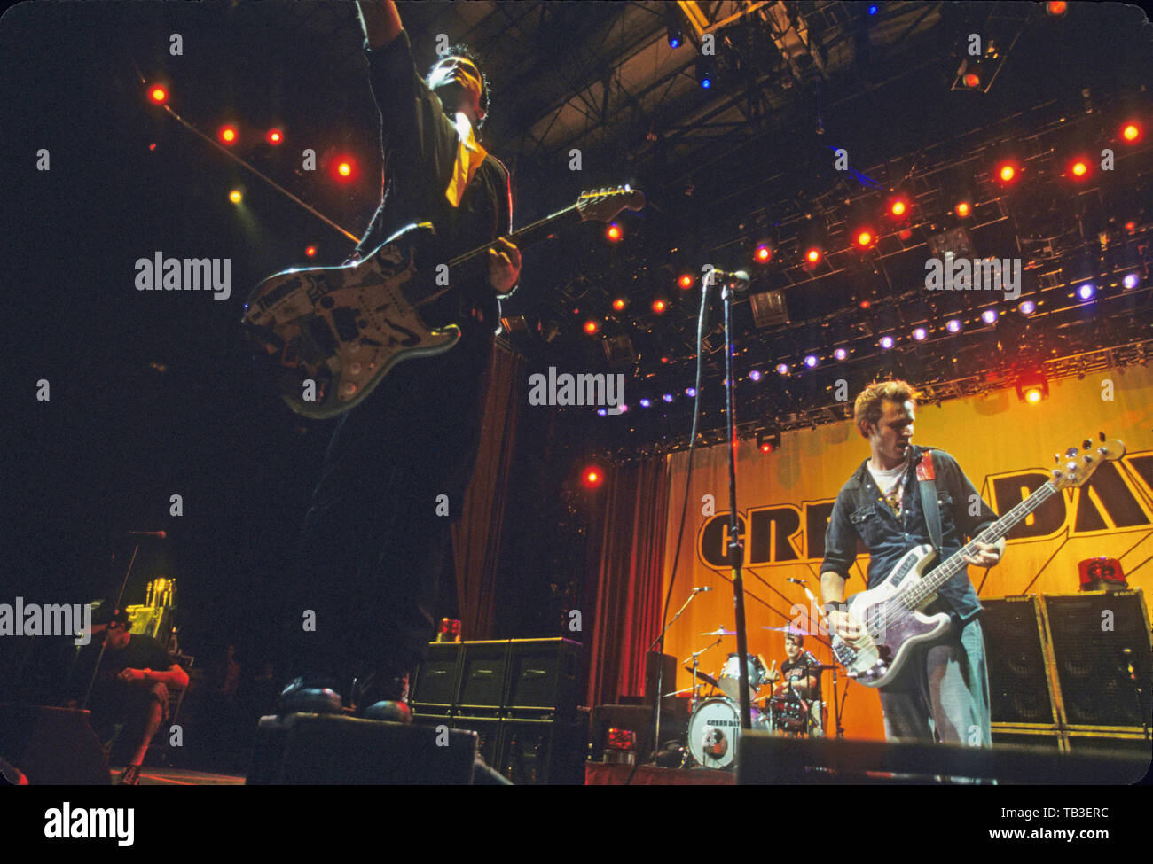 GREEN DAY noi del gruppo rock con Billie Joe Armstrong, Tre Cool e Mike Dirnt in concerto presso l'Anfiteatro Verizon Wireless on April 20, 2002 a Irvine, California. Photo: Jeffrey Mayer Foto Stock