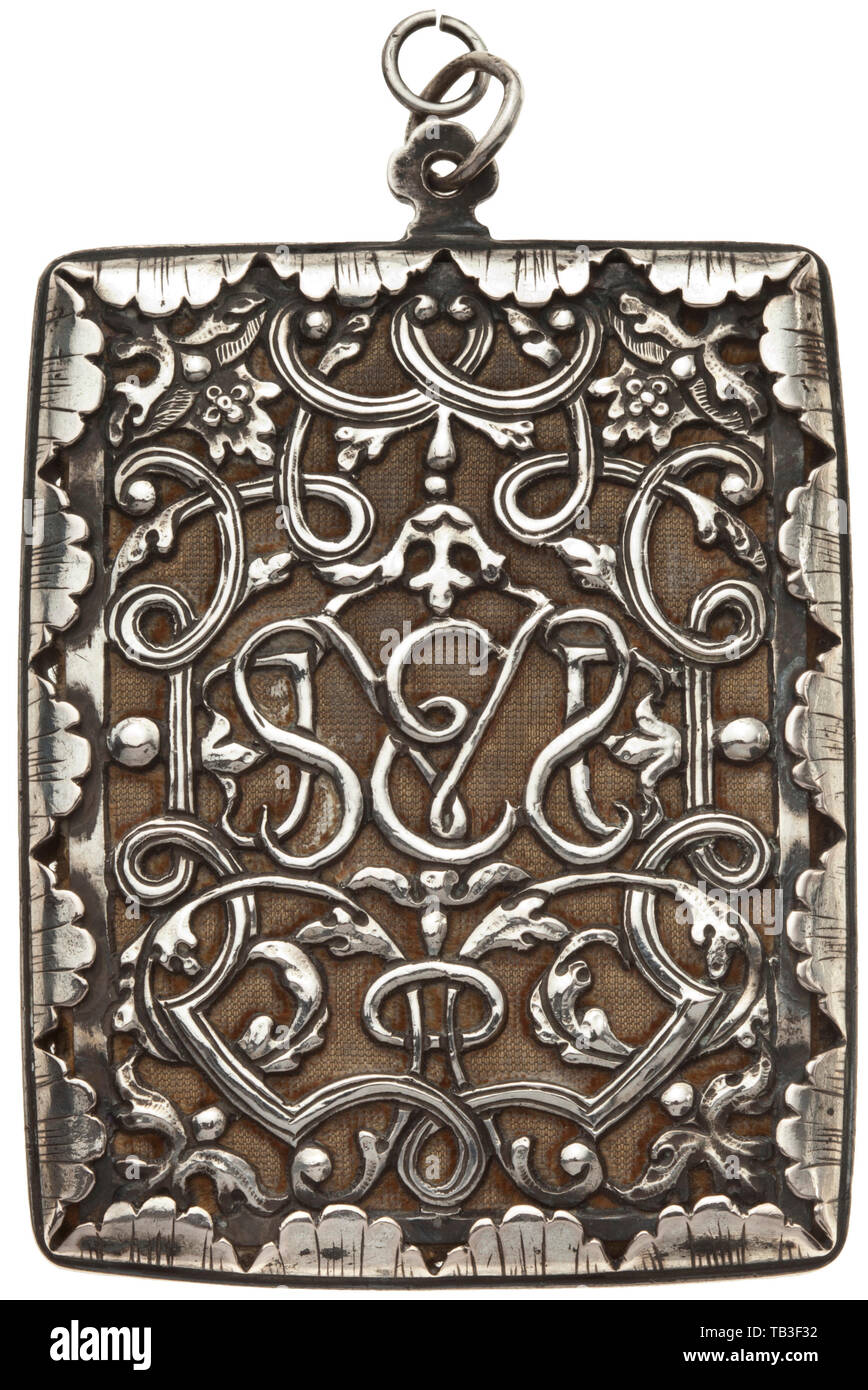 A sud di un argento tedesco talismano ciondolo (cosiddetto Breverl), circa 1730/40, pendente rettangolare su un anello di loop. Riccamente openworked strapwork su entrambi i lati, underlaid con indossato il velluto. Entrambi i lati con il monogramma specchio "IESUS' e 'Maria'. Incorniciato da un bordo del guscio della decorazione. Un pezzo di carta piegato all'interno con citazioni e immagini, che serve come un talismano. Dimensioni 7,2 x 5,8 cm, peso 62 g. artigianato, artigianato, craft, oggetto, gli oggetti alambicchi, clipping, clippings, tagliate, cut-out, cut-outs, storico, storico Additional-Rights-Clearance-Info-Not-Available Foto Stock