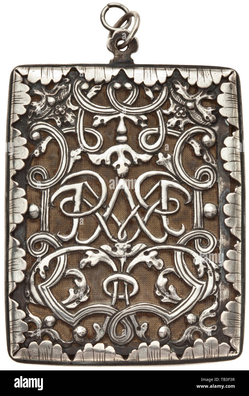 A sud di un argento tedesco talismano ciondolo (cosiddetto Breverl), circa 1730/40, pendente rettangolare su un anello di loop. Riccamente openworked strapwork su entrambi i lati, underlaid con indossato il velluto. Entrambi i lati con il monogramma specchio "IESUS' e 'Maria'. Incorniciato da un bordo del guscio della decorazione. Un pezzo di carta piegato all'interno con citazioni e immagini, che serve come un talismano. Dimensioni 7,2 x 5,8 cm, peso 62 g. artigianato, artigianato, craft, oggetto, gli oggetti alambicchi, clipping, clippings, tagliate, cut-out, cut-outs, storico, storico Additional-Rights-Clearance-Info-Not-Available Foto Stock