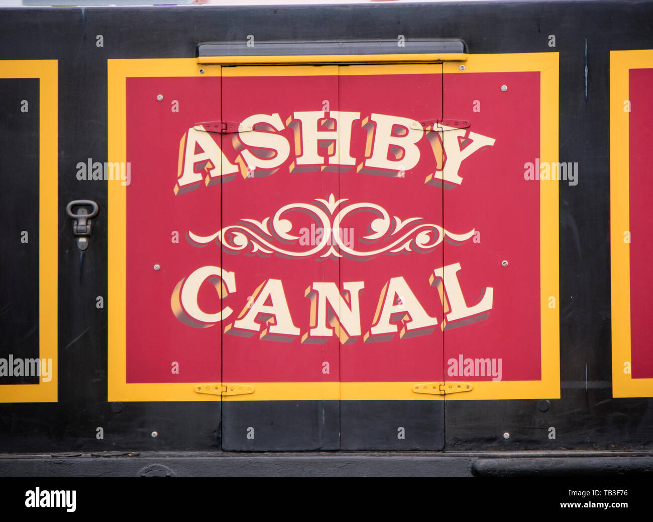 La cabina di Narrowboat che indica il canale Ashby, Inghilterra, Regno Unito Foto Stock