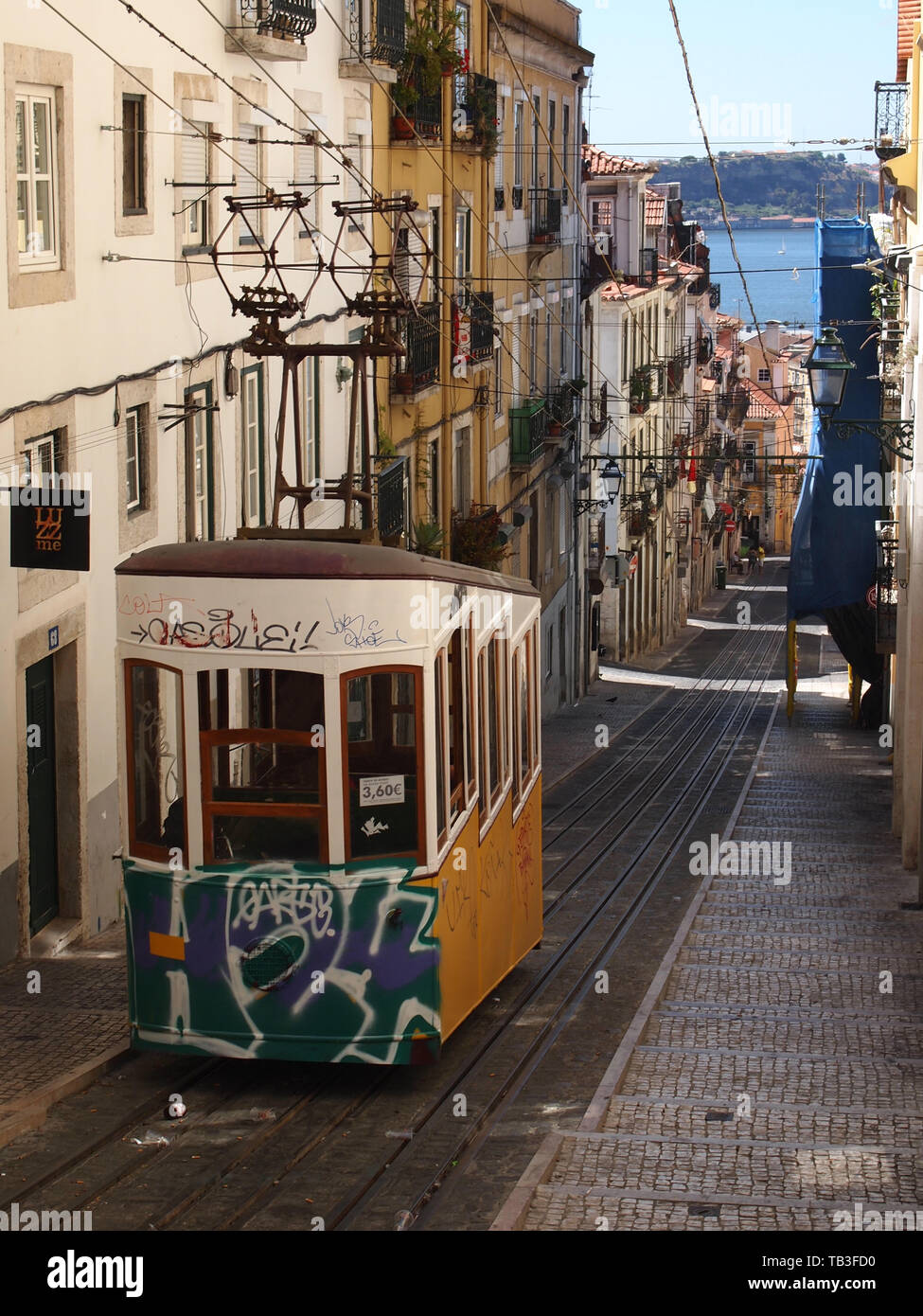 Historic Ascensor da Bica, Lisboa, diurno, sole e ombra Foto Stock
