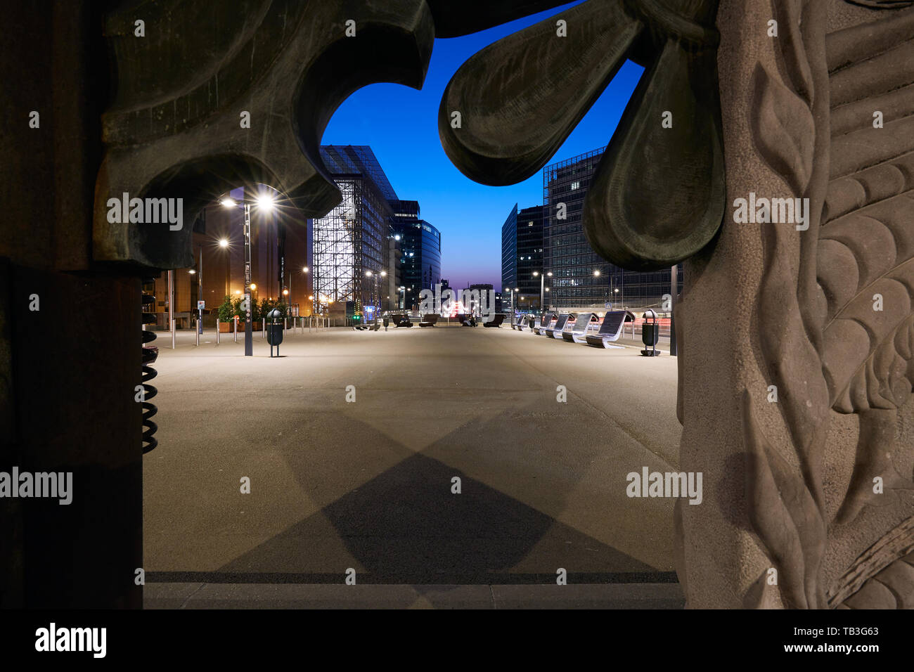 01.04.2019, Bruxelles, Belgio - illuminato gli edifici principali dell'UE nell'Europaviertel di sera. 00R190401D232CAROEX.JPG [modello Foto Stock