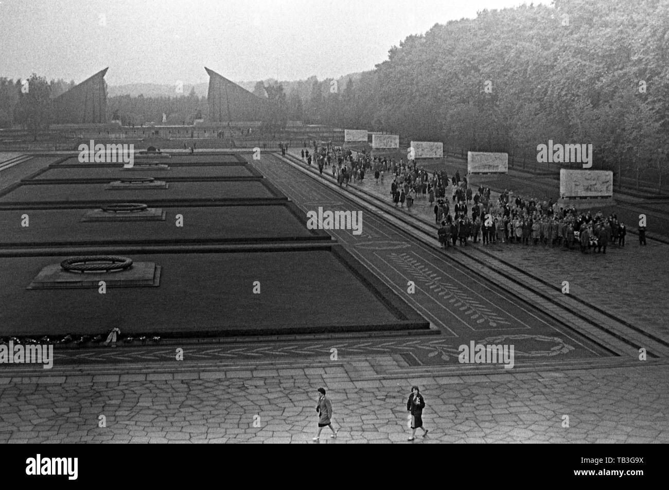 08.05.1963, Berlin, Berlin, Germania democratica - Persone a commemorare la Giornata della liberazione presso il Memoriale Sovietico in Treptow Park. 00S630508D676CAROEX.JPG [modello rele Foto Stock