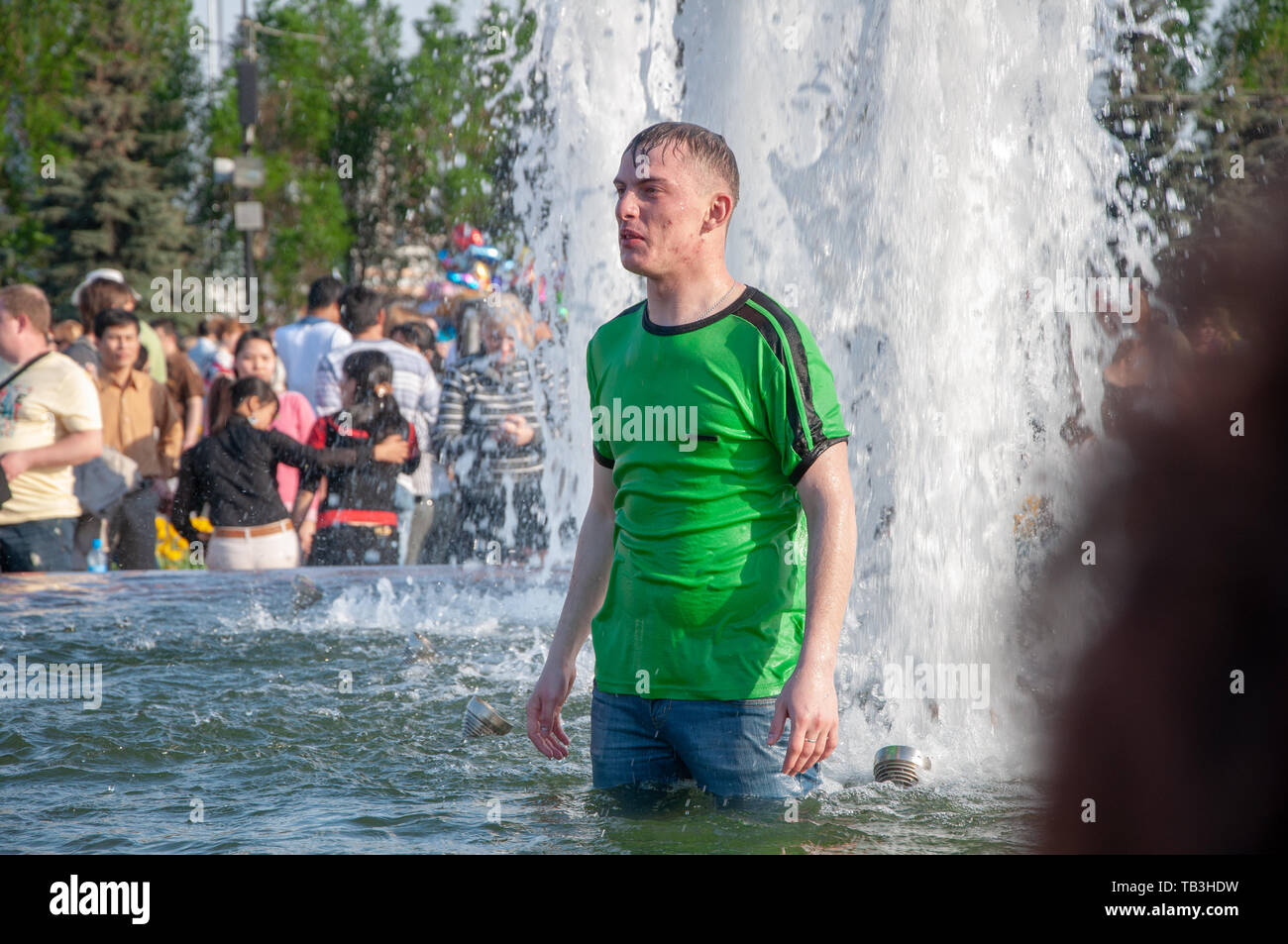 Mosca, Russia - 9 Maggio 2010: Il calore nella città. Persone si bagnano nella fontana della città durante la stagione calda. Foto Stock
