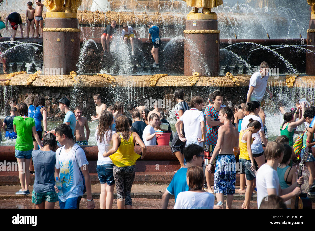 Mosca, Russia - Agosto 2011: Il calore nella città. Persone si bagnano in città fontana durante la calda estate meteo. Foto Stock