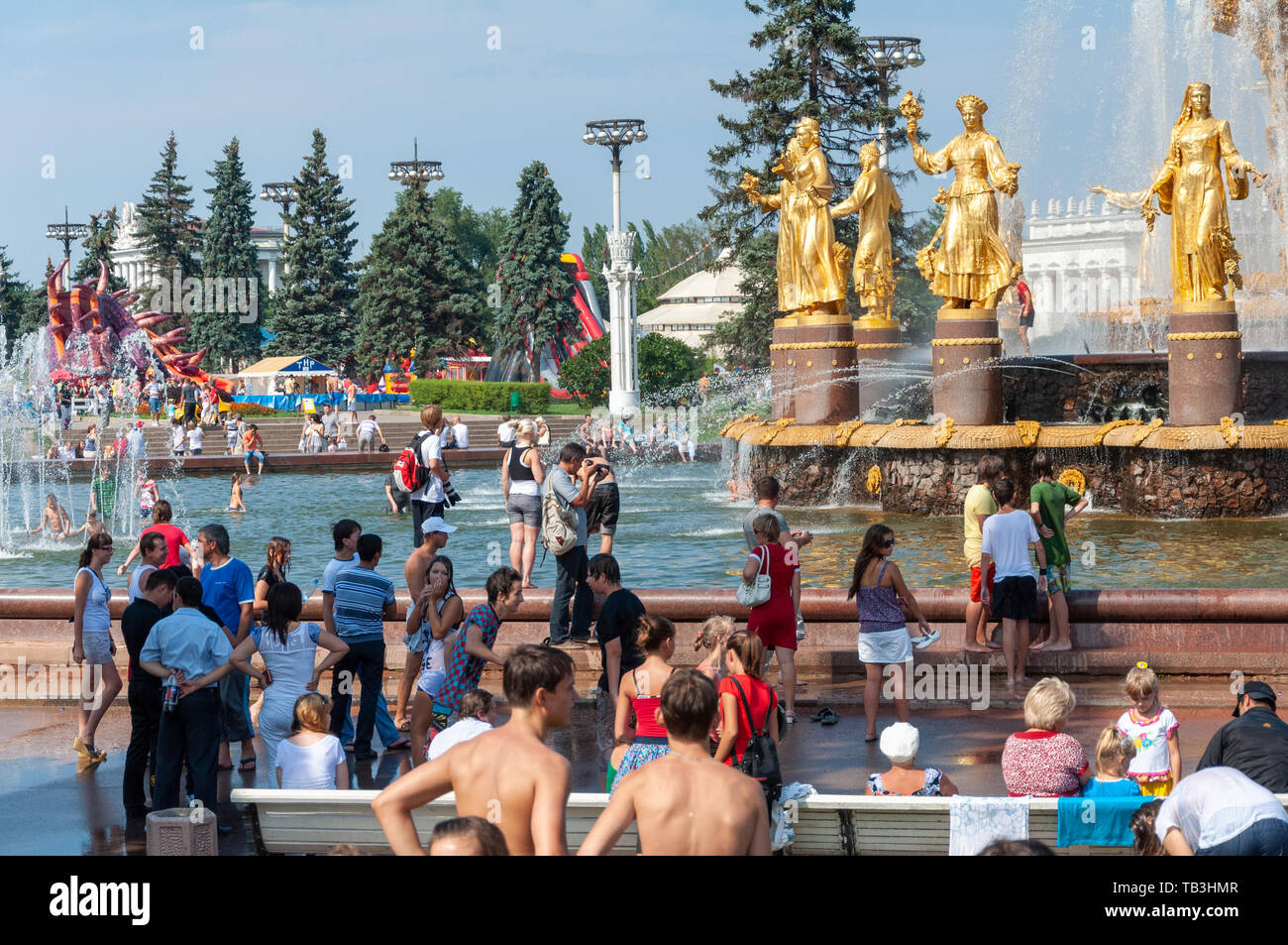 Mosca, Russia - Agosto 2011: Il calore nella città. Persone si bagnano in città fontana durante la calda estate meteo. Foto Stock