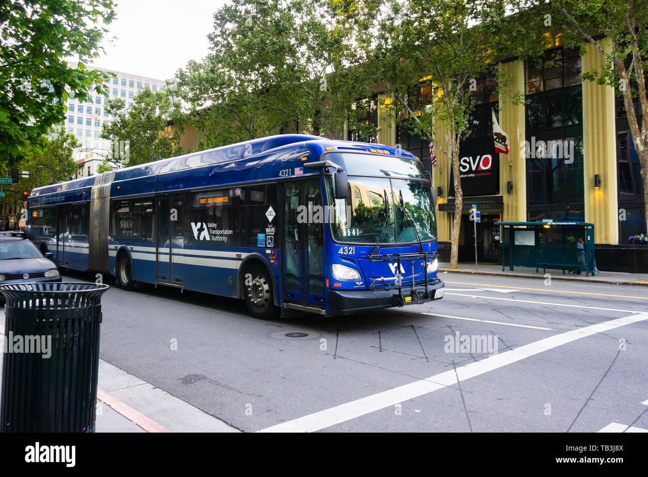 Maggio 22, 2019 San Jose / CA / STATI UNITI D'AMERICA - VTA bus viaggiano attraverso il San Jose downtown area Foto Stock