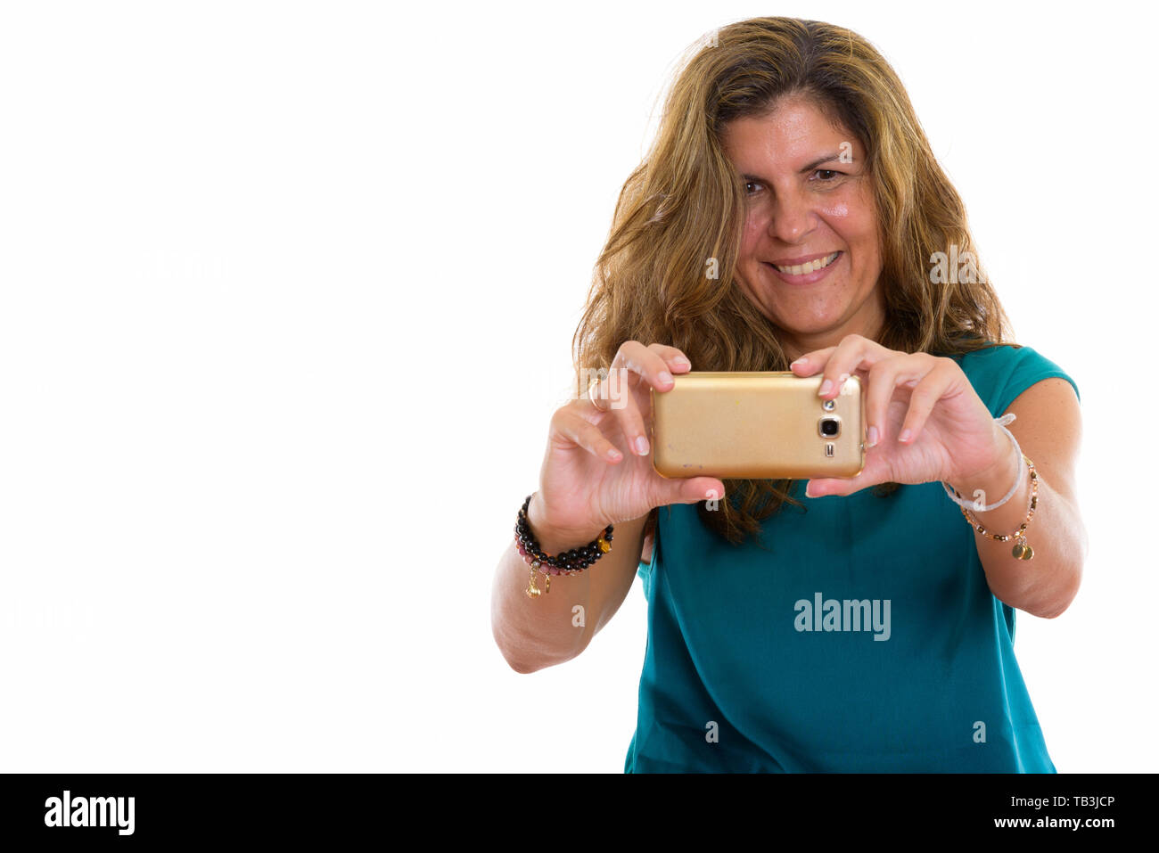 Studio shot di coppia felice donna sorridente mentre sta immagine w Foto Stock