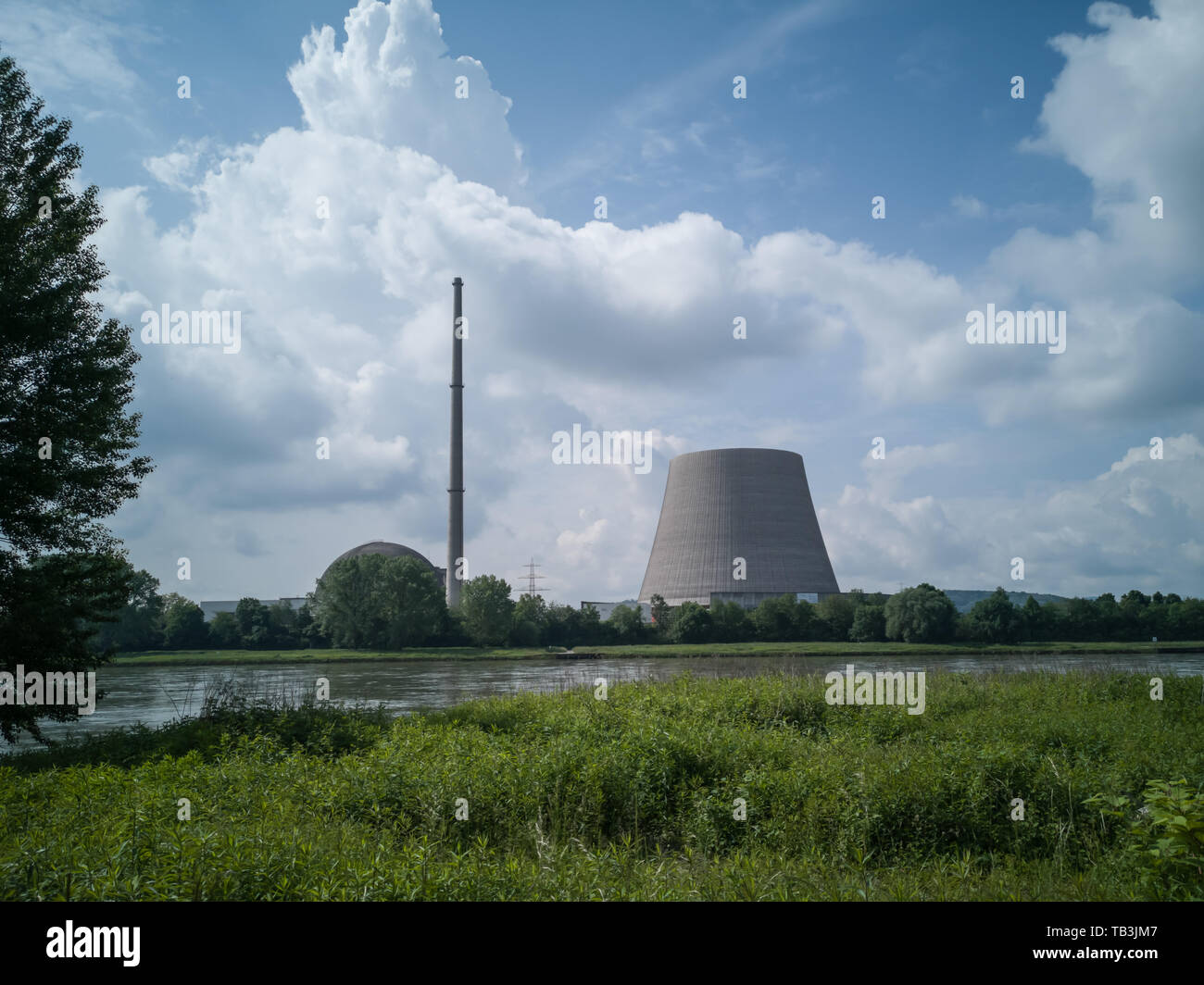 Il parzialmente demolita torre di raffreddamento del chiuso centrale nucleare di Mulheim-Karlich, Germania Foto Stock