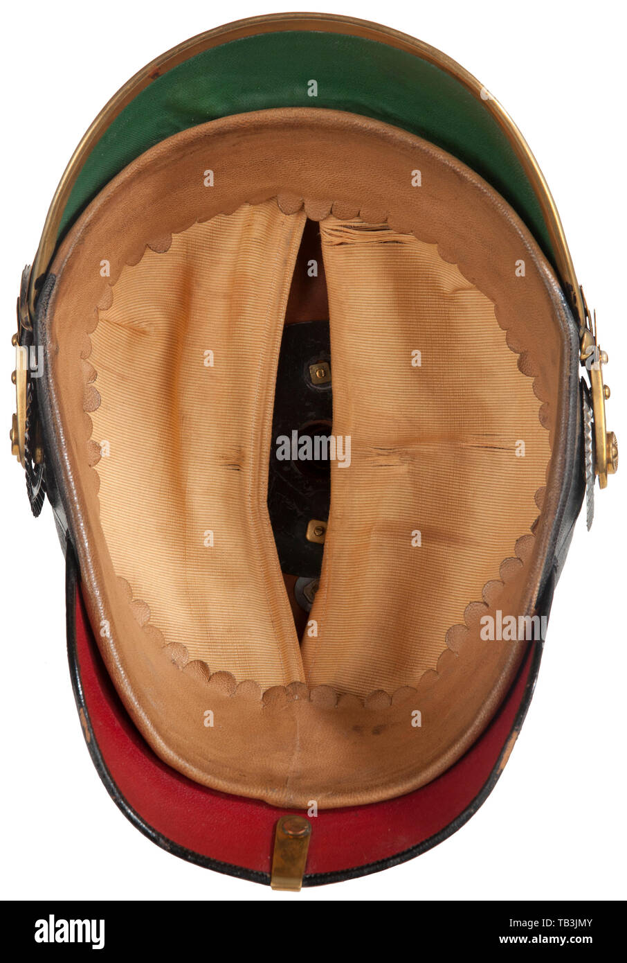Un imperiale tedesco bavarese casco spiked per la fanteria un anno volontario - 'qualità extra' casco in pelle nera, Corpo posteriore e visiera parasole anteriore, verde interno della visiera frontale e interni rossi della aletta parasole posteriore, ottone leone bavarese e la cresta della piastra anteriore attaccato da montanti a vite e dadi. Ottone visiera anteriore rivestimento, spike, base di spike, base brad prigionieri e scanalatura posteriore. Ottone piatta chinstraps attaccati a M 91 alette di ottone, EM nazionale e di stato bavarese cockades colore, piena officer qualità camicia di seta e luce Fascia assorbisudore tan. USA-lotto. La Baviera, bavarese, Tedesco, Additional-Rights-Clearance-Info-Not-Available Foto Stock