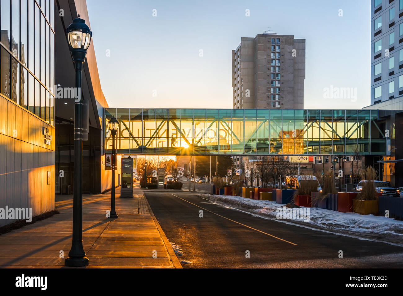 La mattina presto viste del Sole Nascente sotto il centro congressi ponte sopraelevato nel centro di Spokane Washington STATI UNITI D'AMERICA Foto Stock