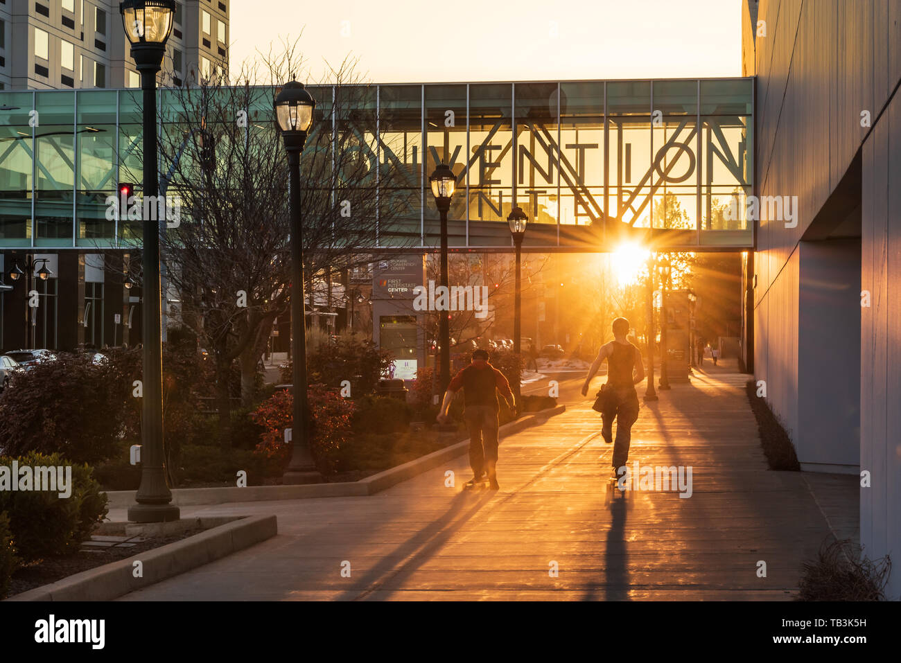 Inizio serata vedute del tramonto sotto il centro congressi ponte sopraelevato nel centro di Spokane Washington STATI UNITI D'AMERICA Foto Stock