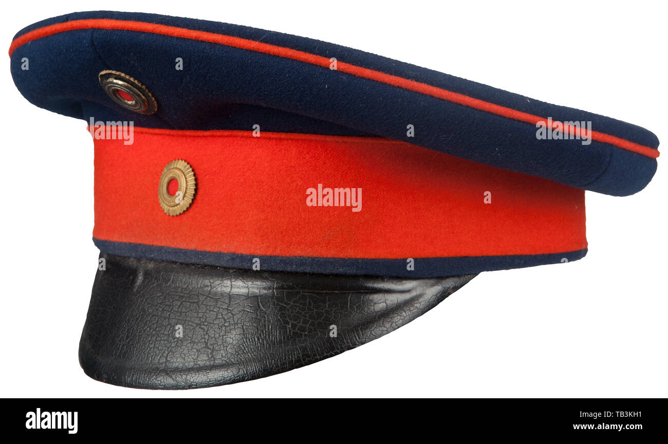 Un imperiale tedesco visiera berretto per gli ufficiali del Baden reggimenti, blu scuro il corpo di tappo, banda rossa, rosso tubazioni, impazzito pelle nera visiera, officer Baden cockades nazionale, marrone Fascia assorbisudore in pelle bianca con fodera in seta. USA-lotto. Baden, tedesco, in Germania, nella Germania del sud, sud della Germania, storico del Novecento storico, secolo XIX, Additional-Rights-Clearance-Info-Not-Available Foto Stock