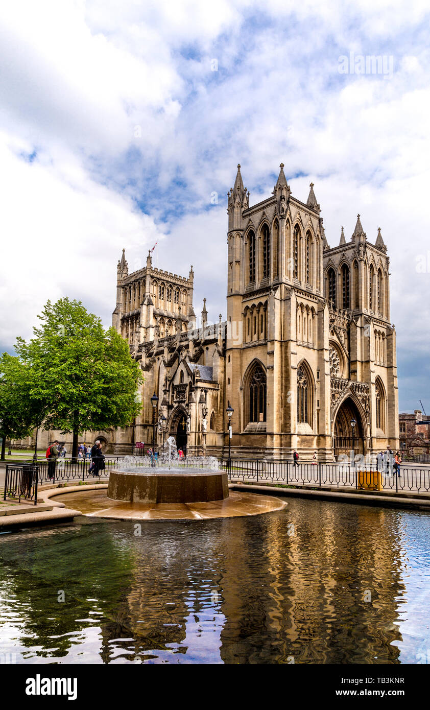 Cattedrale di Bristol e fontana nel College Green, Bristol, Regno Unito Foto Stock