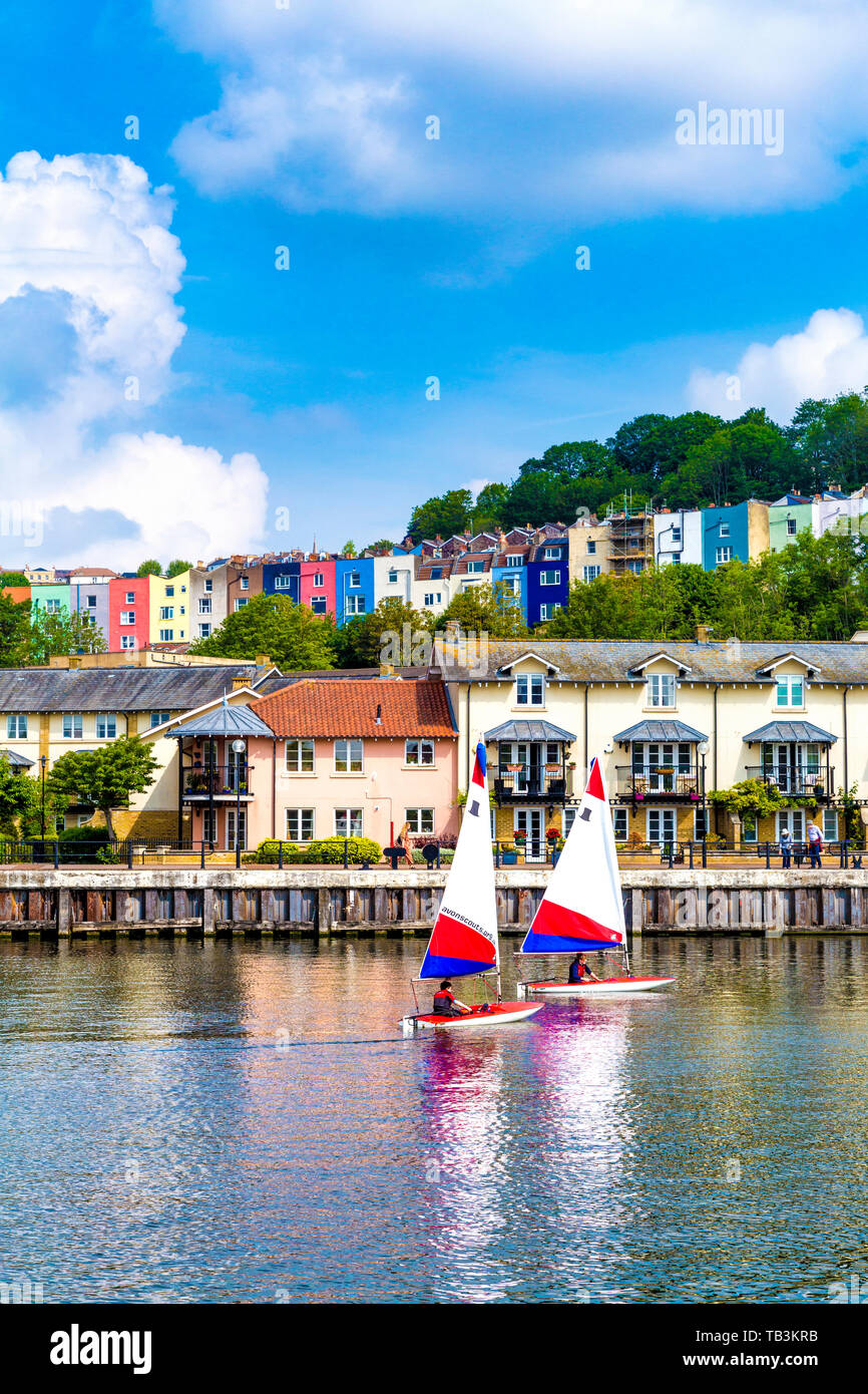 Due dinghys a vela nel porto di galleggiante o Bristol, Regno Unito Foto Stock